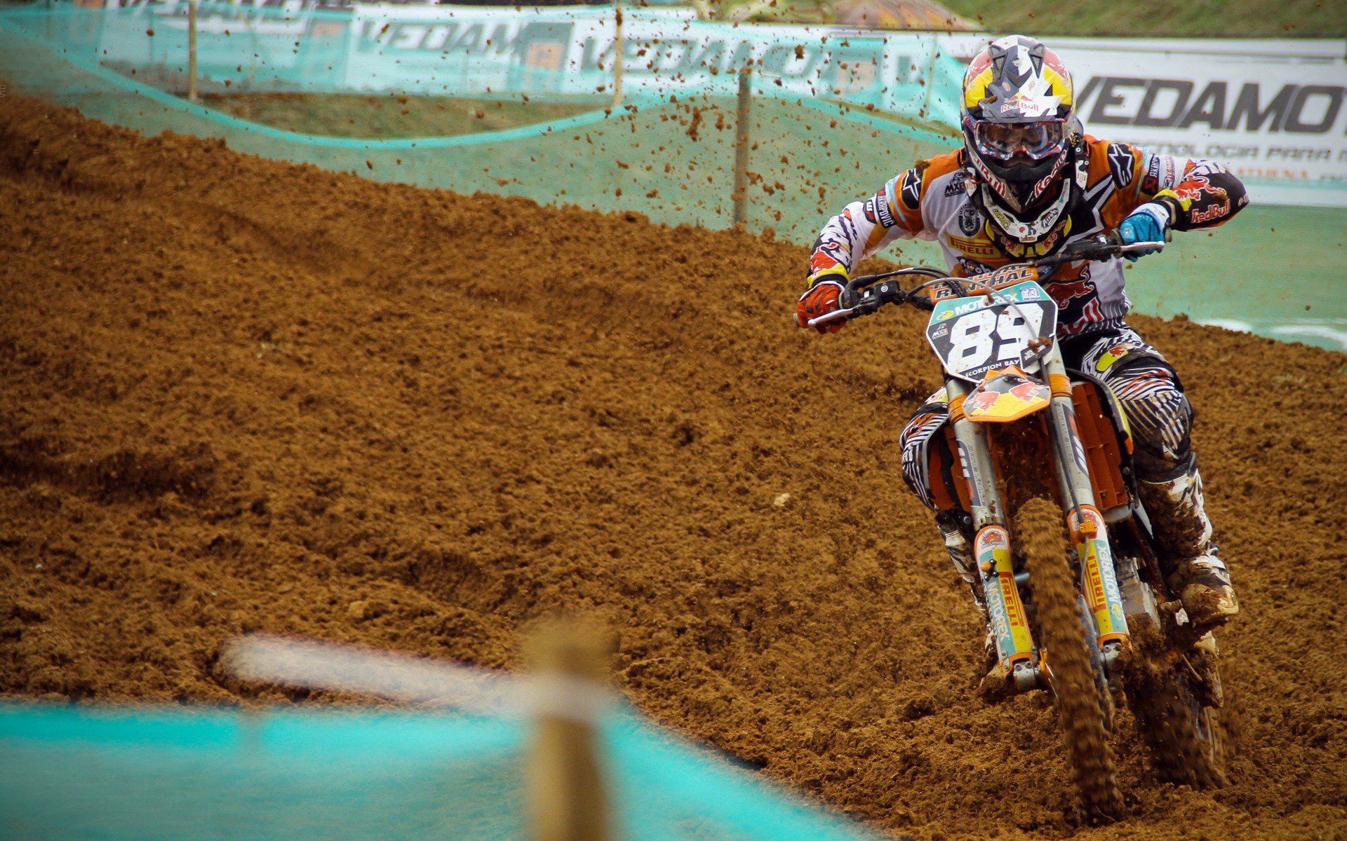 比利时骑手吉尔·托马斯在2024年国际马术联合会障碍赛世界巡回赛中获得个人第六名,表现出色。