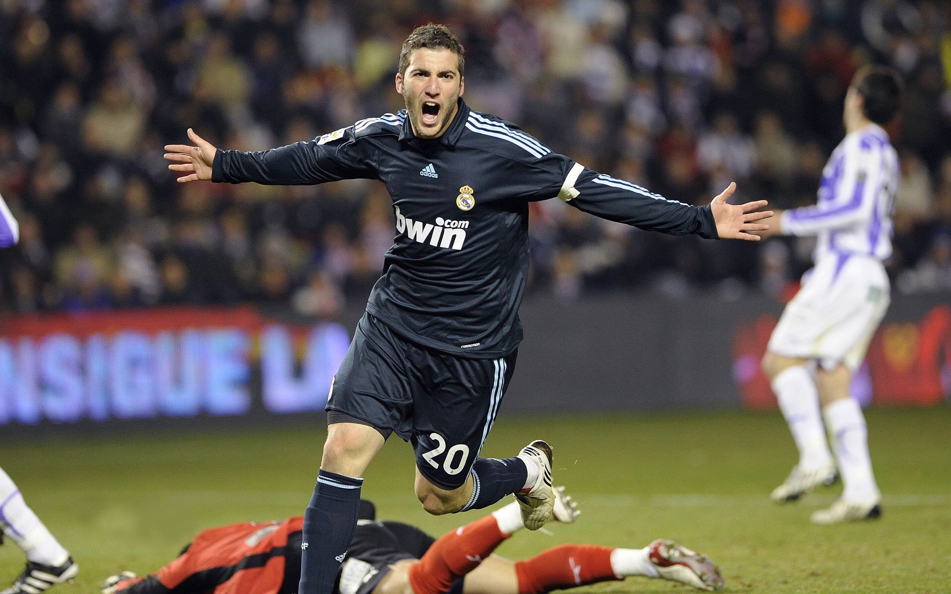 崭露头角的新星，点燃球队的胜利火焰